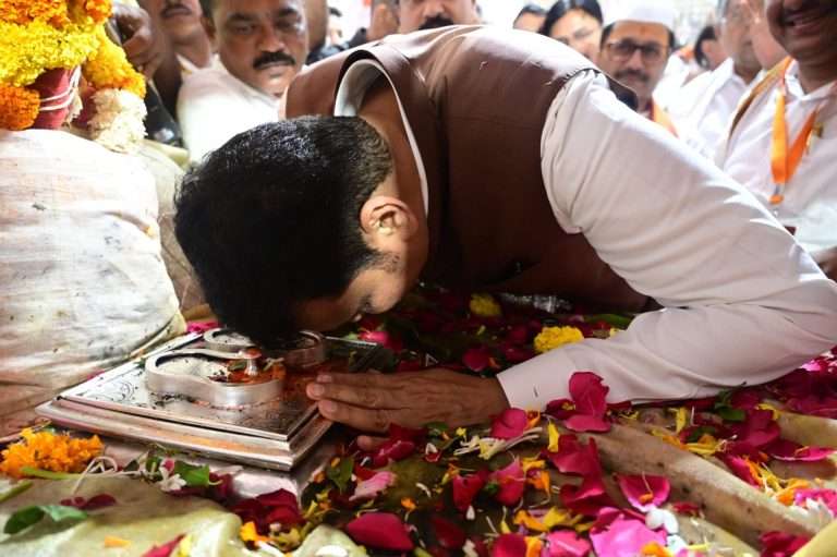 मुख्यमंत्री देवेंद्र फडणवीस यांनी घेतले संतश्रेष्ठ श्री ज्ञानेश्वर महाराजांच्या पादुकांचे दर्शन
