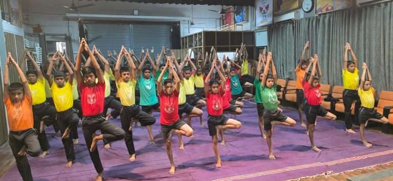 रमणबाग प्रशालेत आंतरराष्ट्रीय योग दिना प्रित्यर्थ विद्यार्थ्यांची योग प्रात्यक्षिके