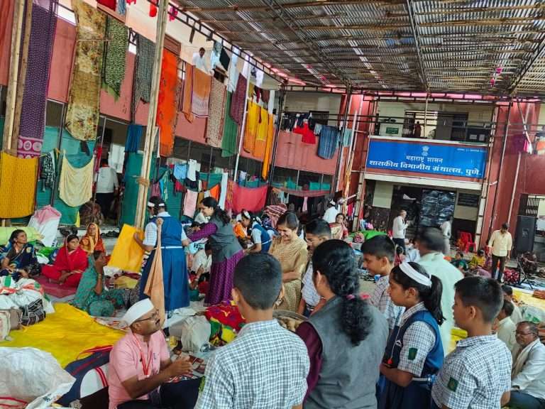 एन.ई.एम.एस शाळेच्या विद्यार्थ्यांकडून घडली माऊलींची सेवा