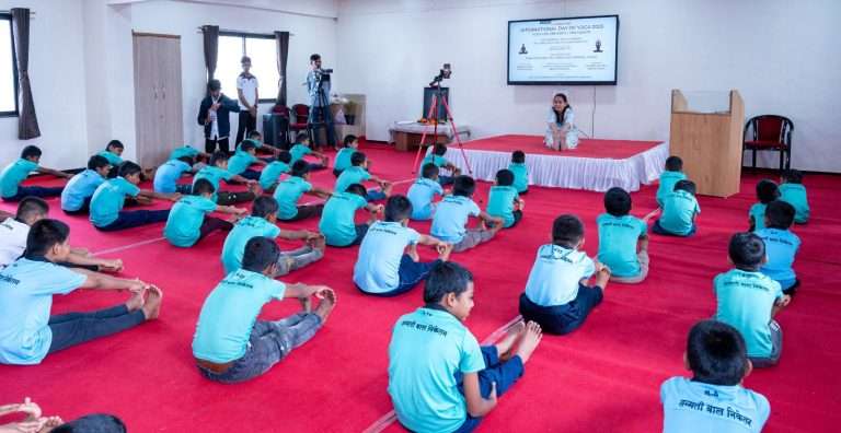 “एक वसुंधरा, एक आरोग्य हा आमचा संकल्प आहे” — सन्मती बाल निकेतनमध्ये आंतरराष्ट्रीय योग दिन उत्साहात साजरा