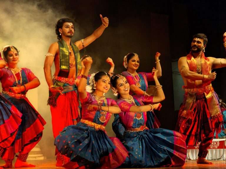 भरतनाट्यम्‌ नृत्यकलेतून साकारलेल्या गीतरामायणाने रसिक मंत्रमुग्ध…