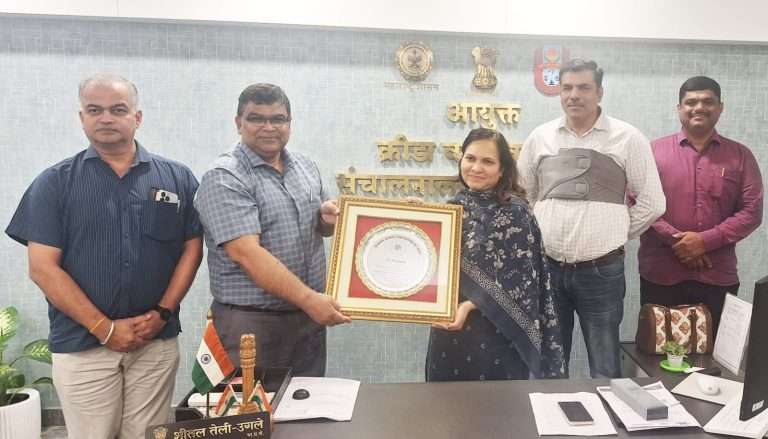 राष्ट्रीय शालेय क्रीडास्‍पर्धेत महाराष्ट्राला सर्वसाधारण विजेतेपद क्रीडा आयुक्‍त शीतल तेली-उगले यांच्‍याकडे करंडक सुपूर्त