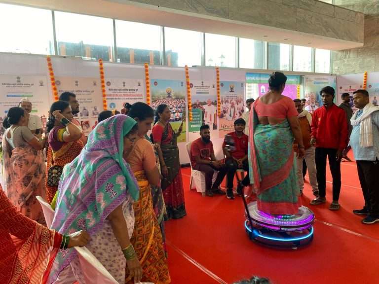 योग सराव व योग प्रदर्शनीचे पुणे मेट्रोच्या स्थानकात आयोजन