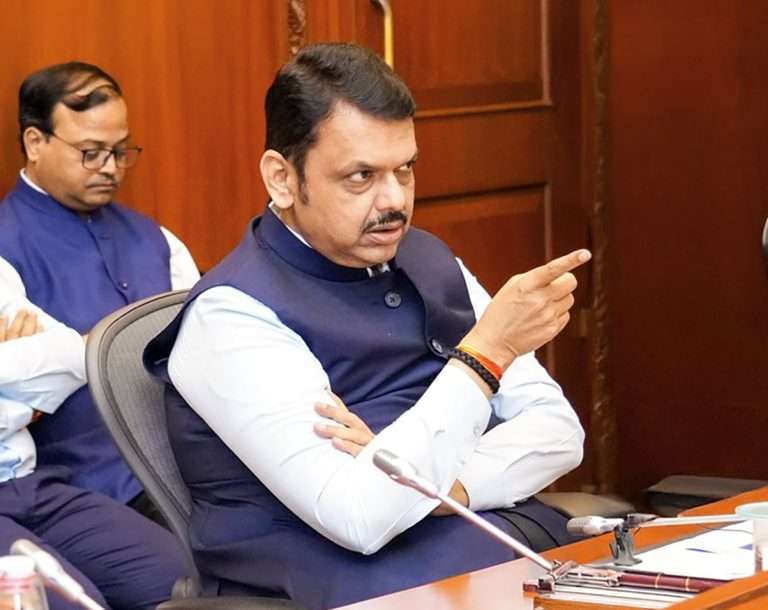 वर्षोनुवर्षे प्रकल्प चालवू नका; तीन वर्षांत प्रकल्प पूर्ण व्हायला हवेत-मुख्यमंत्री देवेंद्र फडणवीस यांचे निर्देश