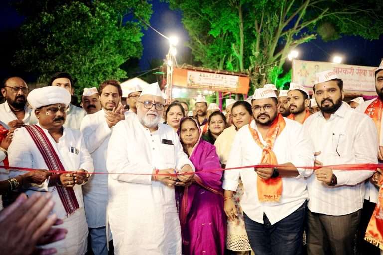 वारकरी सेवा प्रतिष्ठानतर्फे साकारण्यात आलेल्या भव्य विठ्ठलाच्या प्रतिकृतीचे उद्घाटन