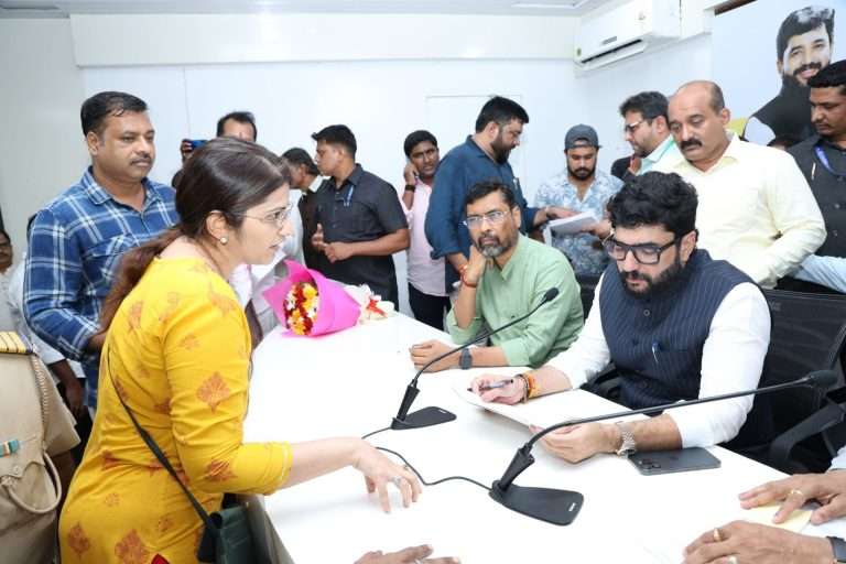 शहराच्या मध्यवर्ती भागातील खासदार जनसंपर्क कार्यालयाचे मुख्यमंत्र्यांच्या हस्ते शनिवारी उदघाटन