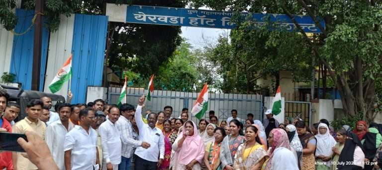 येरवडा येथील हॉट मिक्स प्लांटला ठोकले आंदोलकांनी टाळे, यामुळे श्वसनाचे आजार होत असल्याचे आरोप