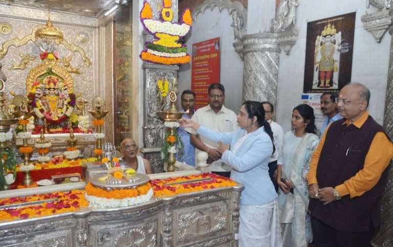 लक्ष्मीबाई दगडूशेठ हलवाई दत्तमंदिरात दीप अमावस्येनिमित्त पारंपरिक दिव्यांचे पूजन