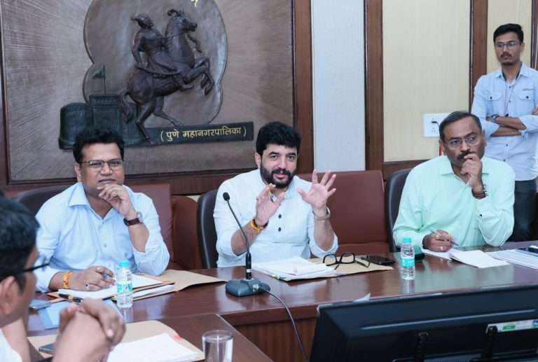 विमानतळ परिसरात कचऱ्याची ११ ठिकाणे हटवण्याचे केंद्रीय मंत्र्यांचे महापालिकेला आदेश,पक्षांचा वावर थांबवून विमान सुरक्षेसाठी केल्या सूचना