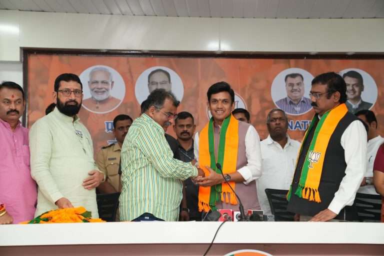 चाकूर च्या माजी नगराध्यक्षांसह शरद पवार गट, ‘प्रहार’ च्या अनेक कार्यकर्त्यांचा भाजपामध्ये प्रवेश