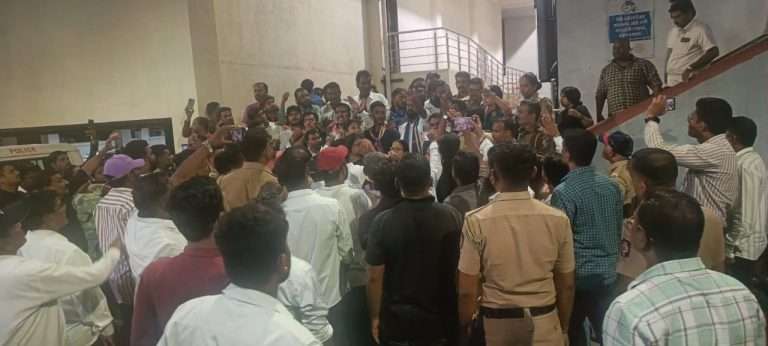 कोथरूडमध्ये सात्यकी सावरकर आयोजित ‘संन्यस्त खडग’ नाटक वंचित बहुजन आघाडीने पाडले बंद