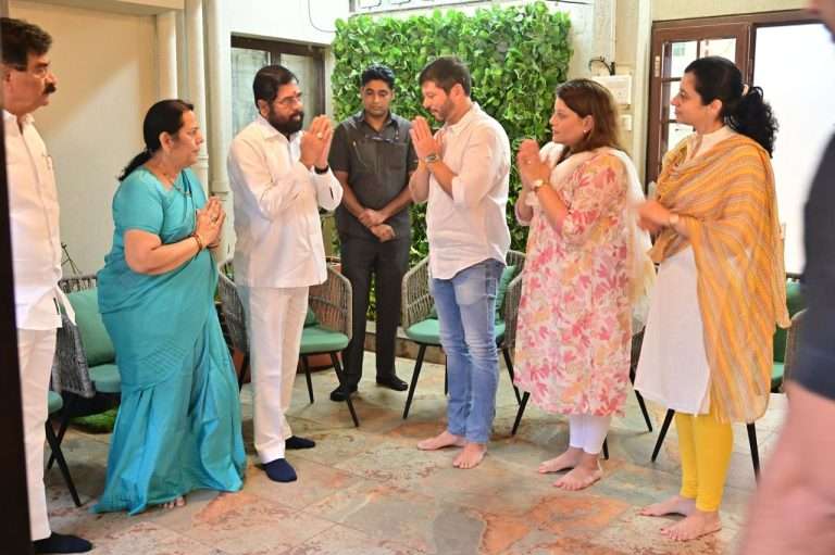 उपमुख्यमंत्री एकनाथ शिंदे यांच्याकडून टिळक कुटुंबियांचे सांत्वन