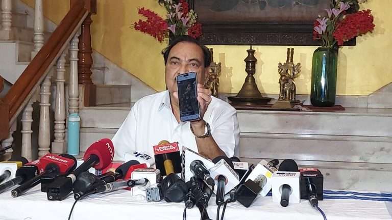 खडसेंच्या घरात घुसले पोलिस,घराबाहेरही पाळत …एकनाथ खडसेंनी पोलिसांना केले आरोपीच्या पिंजऱ्यात उभे..?