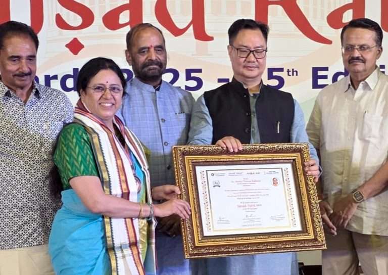 प्रा. डॉ. मेधा कुलकर्णी संसदरत्न पुरस्काराने सन्मानितसंसदेतील सर्वोत्तम कामगिरीसाठी केंद्रीय मंत्री किरण रिजिजू यांच्या हस्ते सन्मान
