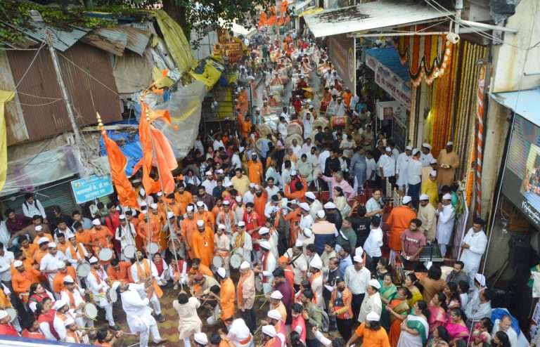 तब्बल १२५ ढोल-ताशा पथकातील वादकांची तुळशीबाग गणपतीला मानवंदना