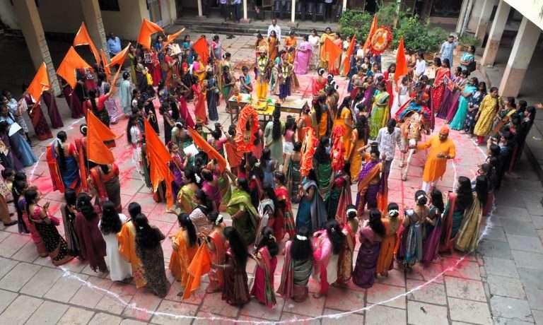 ‌‘देहासी विटाळ म्हणती सकळ, आत्मा तो निर्मळ शुद्ध बुद्ध‌’मासिक धर्माचे महत्त्व विशद करित विद्यार्थिनींचा रिंगण सोहळा