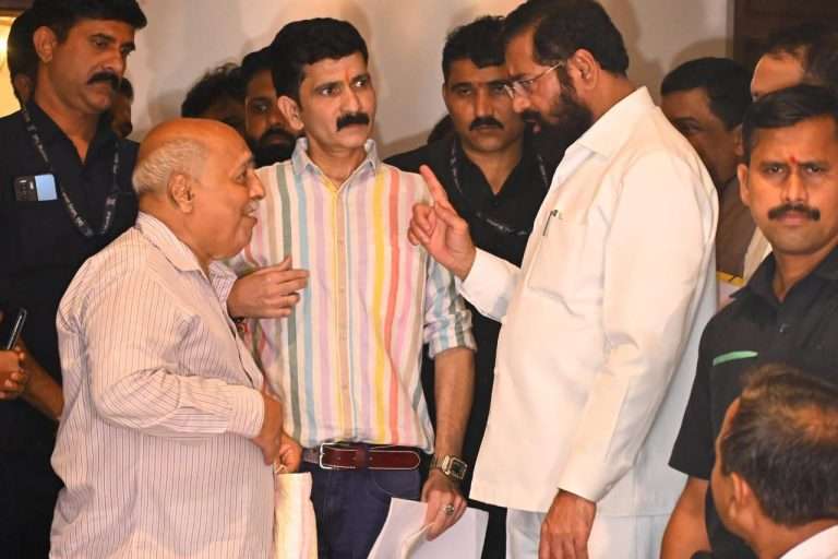 ज्येष्ठ कलाकार मनमोहन महिमकर यांना बेघर होऊ देणार नाही