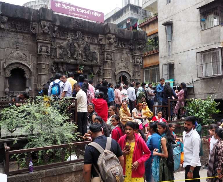 श्री त्रिशुंड गणपती मंदिरात दर्शनासाठी गर्दी