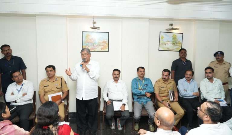 कोथरुड मध्ये वाहतूक नियंत्रणासाठी ५० वॅार्डनची नियुक्ती करा!  मंत्री चंद्रकांतदादा पाटील यांचे निर्देश