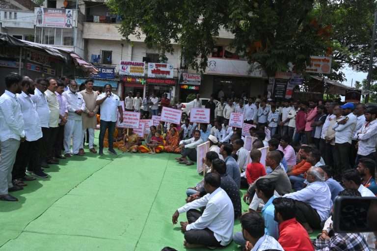 साडेसतरानळीतील मूलभूत सुविधांसाठी रस्त्यावर उतरले ग्रामस्थ!