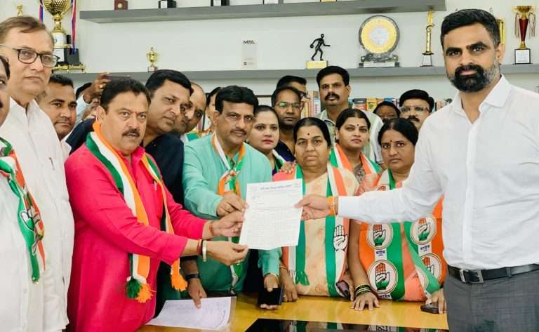 जनसुरक्षा कायद्याच्या निषेधार्थ पुणे काँग्रेसचे जिल्हाधिकारी कार्यालयावर आंदोलन.