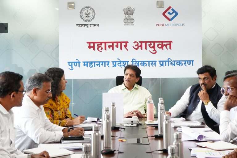 चाकण औद्योगिक क्षेत्रातील रस्ते दुरुस्तीसाठी पाठपुरावा करा-पीएमआरडीएचे महानगर आयुक्त डॉ. योगेश म्हसे