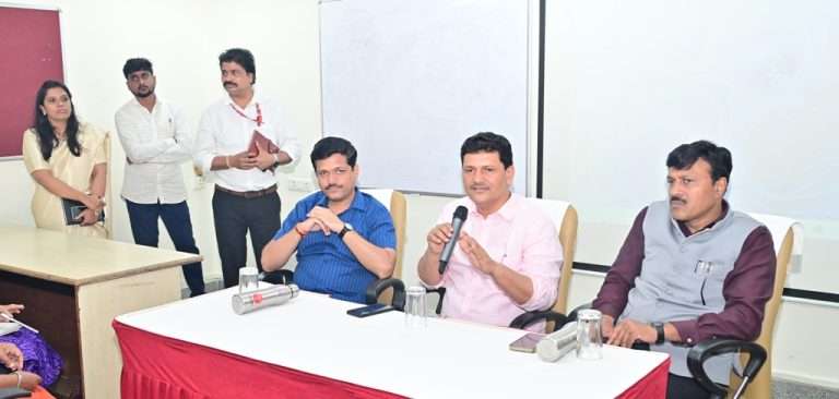 रुग्णालयांनी गरजू रुग्णांना शासकीय योजनांचा तत्परतेने लाभ द्यावा-सार्वजनिक आरोग्य मंत्री प्रकाश आबिटकर