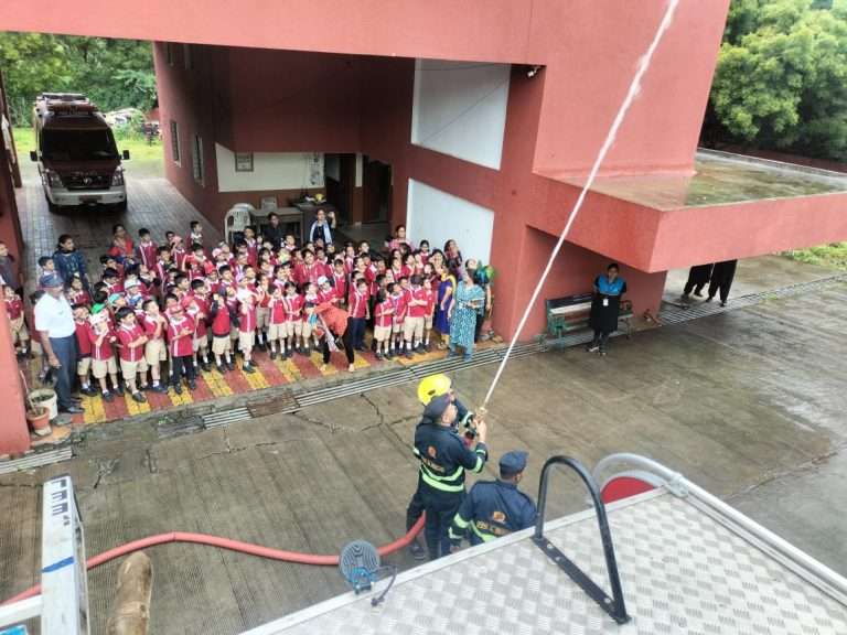 विबग्योर शाळेतील विद्यार्थ्यांना अग्निशमन दलाकडून प्रात्यक्षिके.