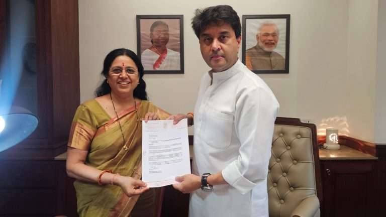 ‘एमटीएनएल’ कर्मचाऱ्यांच्या निवृत्तीवेतन प्रकरणी हस्तक्षेपासाठी खा. मेधा कुलकर्णी यांनी घेतली केंद्रीय दूरसंचार मंत्री ज्योतिरादित्य सिंधियांची भेट