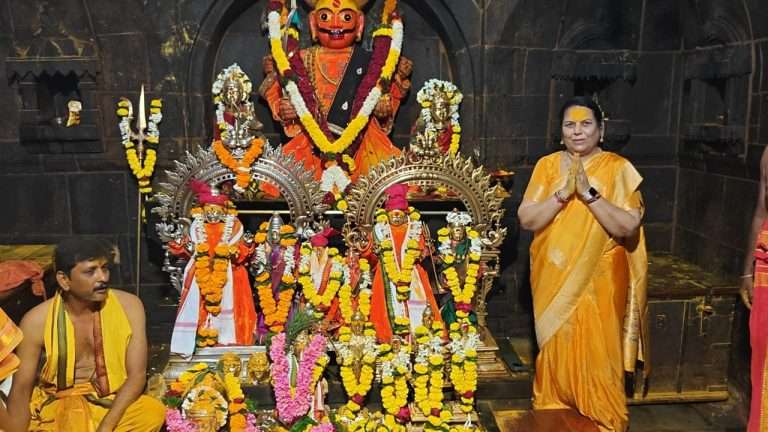 जेजुरीच्या खंडेरायाचे दर्शन घेत विधान परिषद उपसभापती डॉ. नीलम गोऱ्हे यांची मनोभावे प्रार्थना