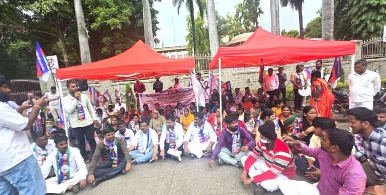 अतिक्रमण विरोधी कारवाईचा महापालिकेसमोर निषेध