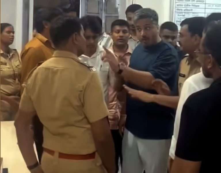 पोलिसाचे वर्तन पाहून ..रोहित पवार भडकले,म्हणाले, आवाज खाली,हातवारे करून बोलायचे नाही