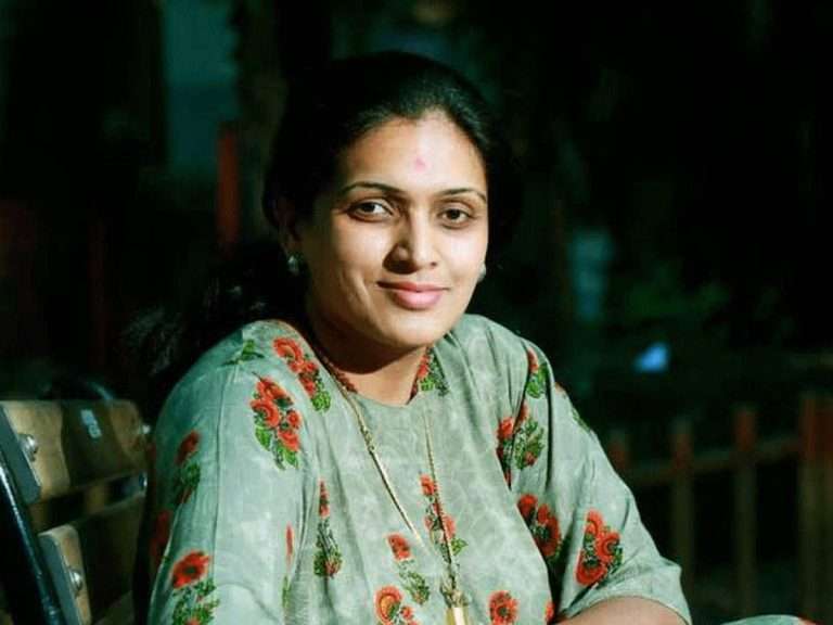 महिला नेत्या रुपाली पाटलांवर गुन्हा दाखल:पोलिस ठाण्यात बेकायदेशीर जमाव जमवल्याप्रकरणी कारवाई