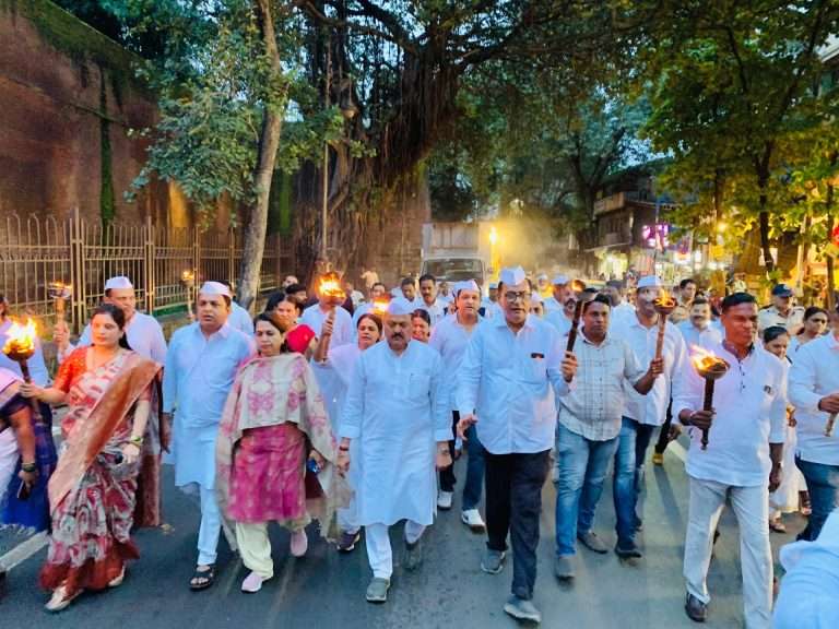 ९ ऑगस्ट क्रांती दिनाच्या पूर्व संध्येला ‘क्रांतीज्योत’ यात्रा काढून  काँग्रेसच्या वतीने शहिदांना अभिवादन.