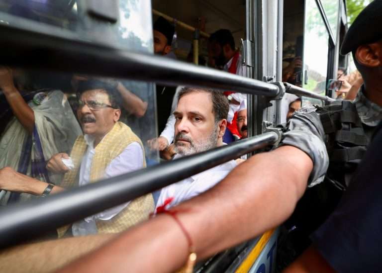 निवडणूक आयोगाकडून विरोधकांची मुस्कटदाबी,चर्चेला येणाऱ्या खासदारांवर केली पोलीसांमार्फत कारवाई