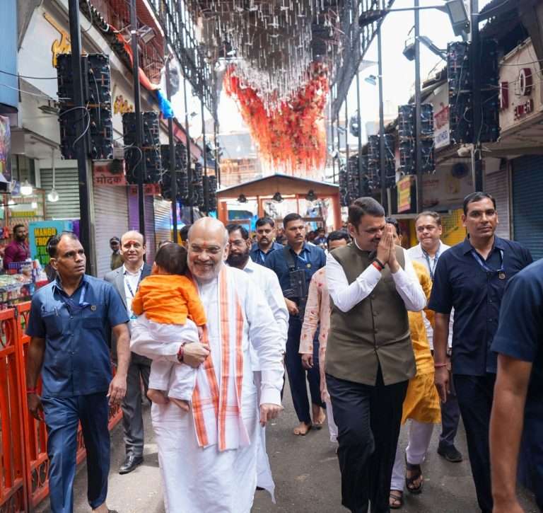 अमित शहांनी लालबागच्या राजाचे घेतले दर्शन,मराठा आंदोलनाचाही विनोद तावडे,एकनाथ शिंदेंकडून घेतला आढावा