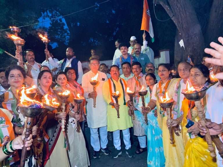 स्वातंत्र्यदिनाच्या पूर्व संध्येला कॉंग्रेसचा ‘व्होट चोर ,गद्दी छोड ‘ घोषणा देत मशाल मोर्चा