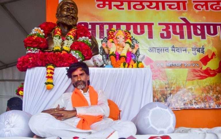 जरांगे अन् शिष्टमंडळ यांच्यातील चर्चा फिस्कटली; तासभरही वेळ वाढवून देणार नाही -जरांगे