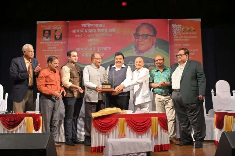 “’आचार्य अत्रे जीवनगौरव पुरस्कार’ हा संस्कारांचा सन्मान असून माझ्यावर हे संस्कार करणाऱ्या सर्वांना हा सन्मान समर्पित!”- ‘मराठी बाणा’कार अशोक हांडे 