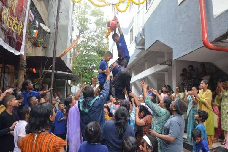 दगडखाण कामगारांच्या मुलांनी फोडली ‘आपली दहिहंडी