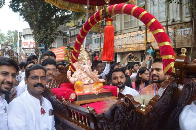 ‘मथुरेतील वृंदावनात’ तुळशीबागेचा गणपती विराजमान