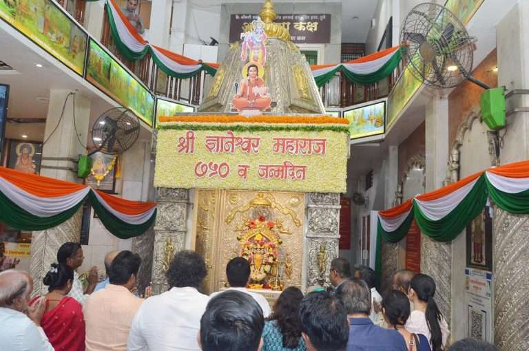 लक्ष्मीबाई दगडूशेठ दत्तमंदिरात ‘तिरंगी’ सजावट