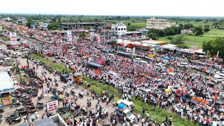 मनोज जरांगे मुंबईच्या दिशेने रवाना:आझाद मैदानावर आंदोलनासाठी पोलिसांची परवानगी; सरकारकडून चर्चेचे आवाहन