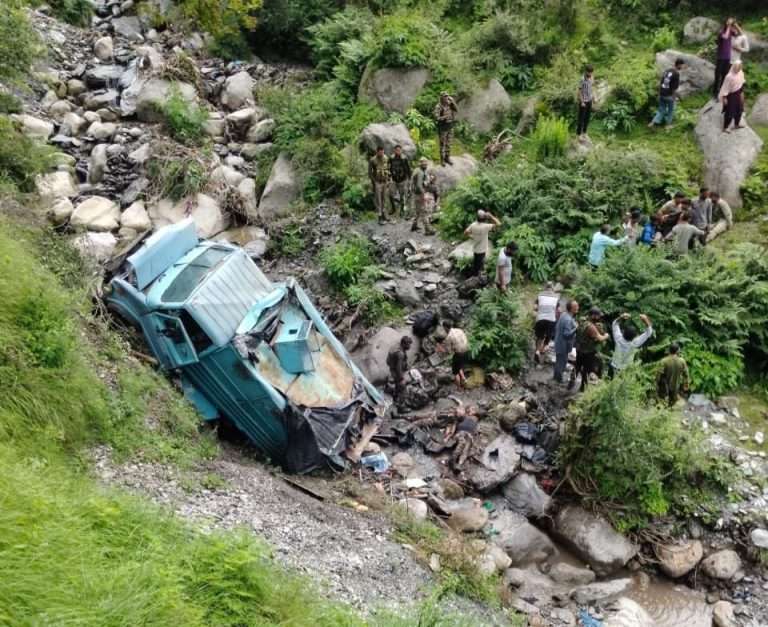 जम्मूत CRPFची गाडी 200 फूट दरीत कोसळली: 3 जवानांचा मृत्यू, 5 गंभीर