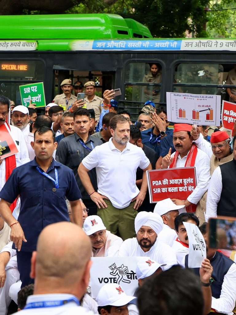 देशासमोर आता मत चोर उघडे पडले आहेत .. आणि त्यांचे साथीदार निवडणूक आयोगाचाही पर्दाफाश झाला आहे – राहुल गांधी