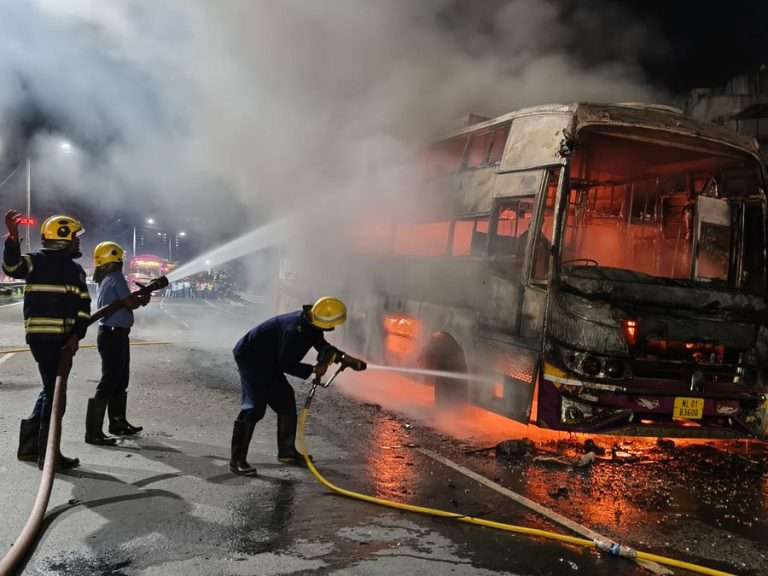 पुण्यात मुंबई-बंगळुरू मार्गावर बसला भीषण आग; 30 वर प्रवासी सुखरूप