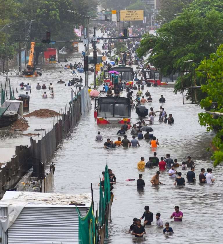 मुंबईत सलग तिसऱ्या दिवशी शाळा, महाविद्यालये आणि कार्यालये बंद:मोनोरेलमधून 800 प्रवाशांची सुटका; महाराष्ट्रात 5 दिवसांत 21 मृत्यू
