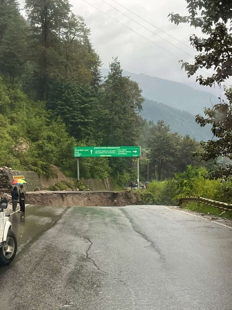 ​​​​​​​वैष्णोदेवीमध्ये भूस्खलन, डोडामध्ये ढगफुटी,मनालीत दुकाने आणि घरे वाहून गेली