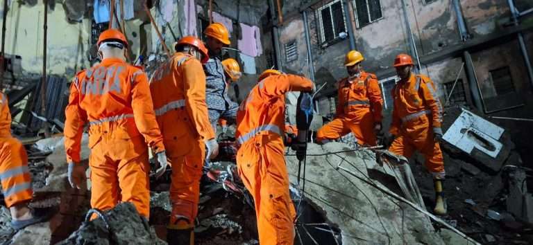 मुंबईत 4 मजली इमारत कोसळली, 3 ठार:बर्थडे गर्लसह तिच्या आईचा करुण अंत