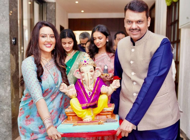 मुख्यमंत्र्यांच्या निवासस्थानीही गणरायाचे आगमन, म्हणाले- सर्व संकट दूर व्हावेत अशी मी प्रार्थना करतो